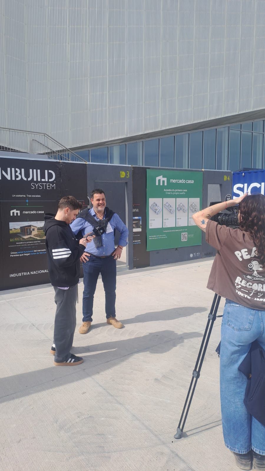Entrevista de Canal 7 de Neuquén frente al stand de Inbuild
